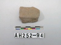 藏品(灰色夾砂折肩陶片)的圖片